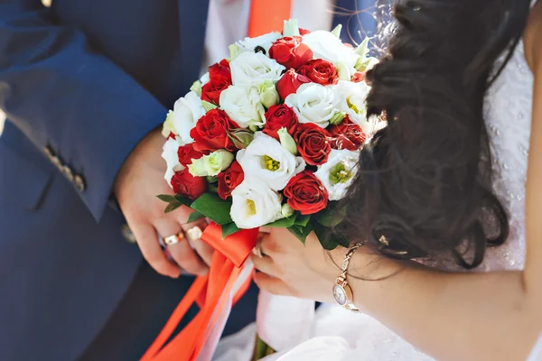 Damat Düğün buket elinde tut