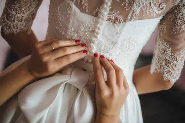 Vestido de novia que está atado en la espalda gran detalle primer plano. botón hasta vestido de novia — Foto de Stock