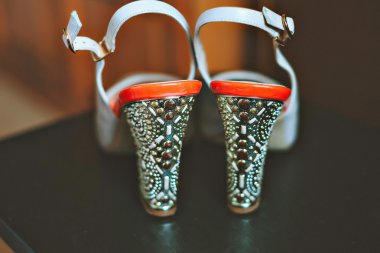 Lüks slingback kadın ayakkabısı beyaz üzerinde