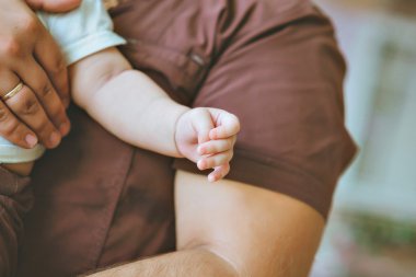 oğul ve baba büyük el minik el