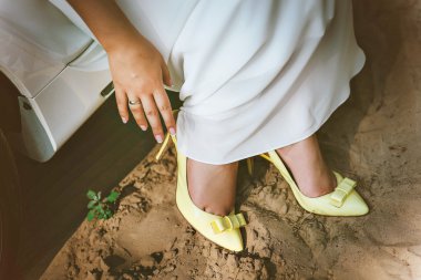  bir arabada oturan kırmızı topuklu giyen gelin kadın ayakları üzerinde ayakkabı odaklanmak