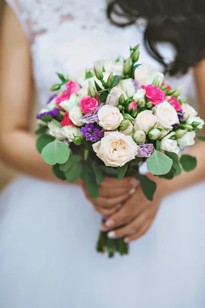 Noiva está segurando lindo buquê de casamento brilhante — Fotografia de Stock