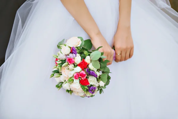 Sposa sta tenendo bel bouquet da sposa luminoso — Foto Stock