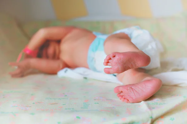 Uyuyan sevimli bebek, annelik kavramı, güzel aile yumuşak görüntü