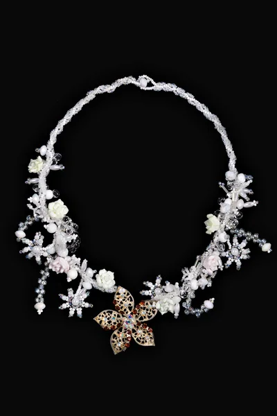 Halskette auf schwarzem Hintergrund in Großaufnahme. Perlenkette — Stockfoto