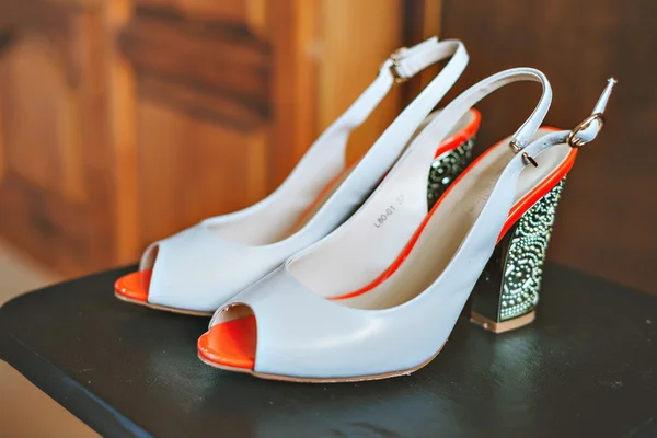Lüks slingback kadın ayakkabısı beyaz üzerinde