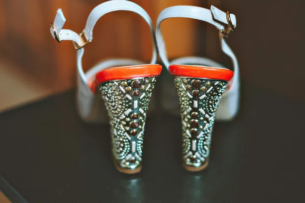 Lüks slingback kadın ayakkabısı beyaz üzerinde
