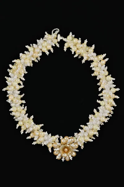 Halskette auf schwarzem Hintergrund in Großaufnahme. Perlenkette — Stockfoto
