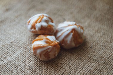 Ev choux krem üzerinde beyaz tabak hazırladım. Ahşap masa üzerinde. Üstten Görünüm.