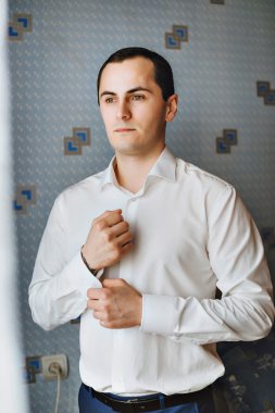 Adam kol düğmeleri. Damat düğüne gidiyor. Düğün sabah. Erkekler el dövme.