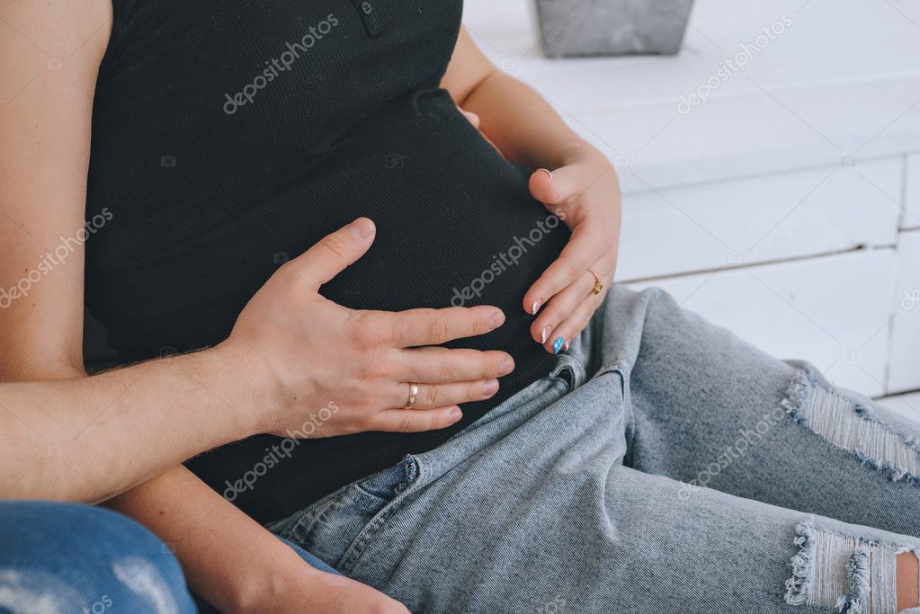 мужские руки на беременном животе. мужские руки на беременном животе. руки на беременном животе. руки на животе беременной. беременный животик с руками.