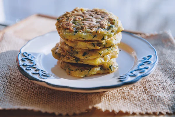 Vejetaryen vegan diyet snack, otlar ile kabak bir tabak üzerinde börek. Ahşap bir yüzeyde atıştırmalık.