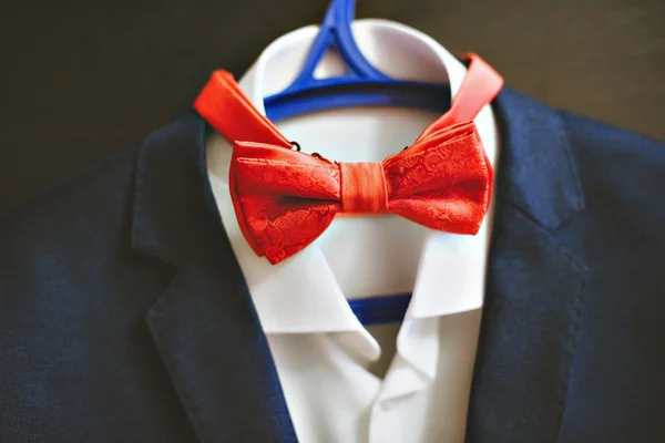 Foto de un traje azul con camisa blanca y corbata roja — Foto de Stock