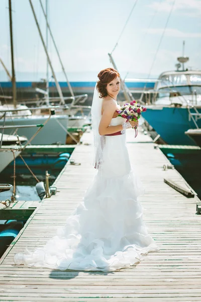 桟橋ポートで立っている電車が白いウェディング ドレスの花嫁. — ストック写真