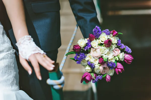 Esküvői csokor, fehér, rózsaszín, lila virágok. A menyasszony kezében. — Stock Fotó