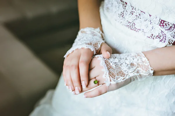 Guantes de boda en las manos de la novia, primer plano. con un anillo de oro y gema verde . — Foto de Stock