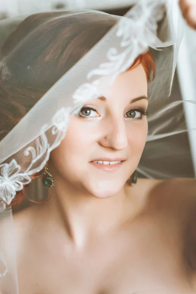 若い赤毛の女性の花嫁、結婚式のベールの肖像画。カメラを目線 — ストック写真