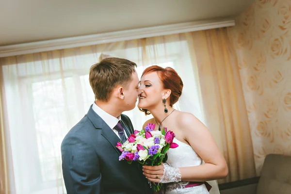 Braut und Bräutigam. Liebendes junges Paar am Hochzeitstag. — Stockfoto