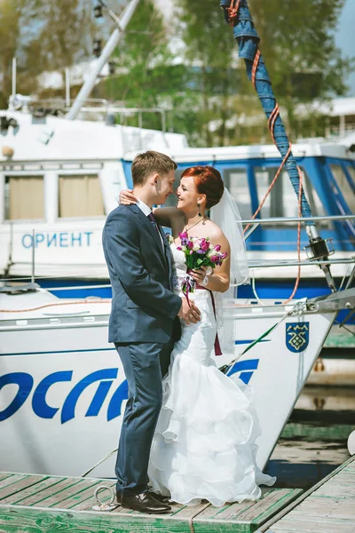 Het paar in de haven, elkaar knuffelen, chatten, lachen. — Stockfoto