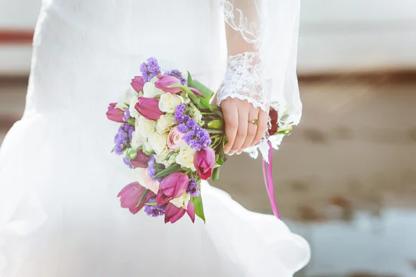Bröllop bukett, vit, rosa, lila blommor. I händerna på bruden. — Stockfoto