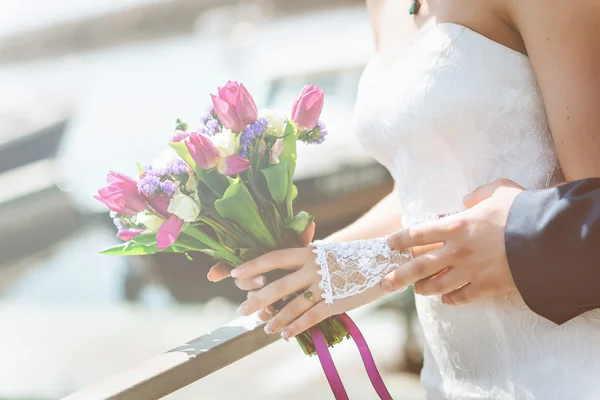 婚礼花束，白色，粉红色，紫色花。在新娘的手中. — 图库照片
