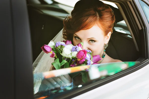 結婚式の日はカメラ目線で車の中の美しい花嫁 — ストック写真