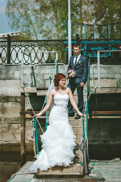 Apenas casal posando em pequena enseada. Noiva feliz e noivo em seu dia do casamento — Fotografia de Stock