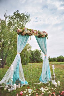 Güzel beyaz düğün kemer açık havada mor ve beyaz çiçeklerle süslenmiş