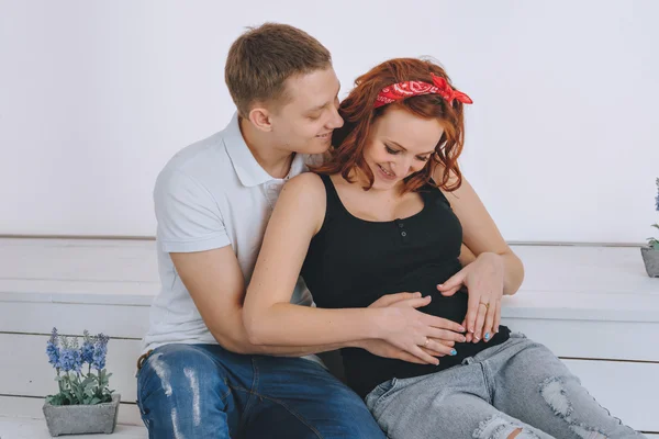 Grossesse. Le ventre d'une fille enceinte et de son mari. Le mari garde la main sur la femme du ventre. De futurs parents. En attendant un miracle — Photo