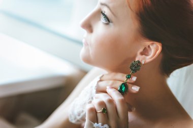 Yeşil taş küpe. Güzel takı. Yaşlı altın.