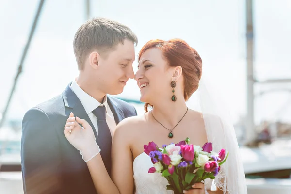 La pareja en Oporto, se abrazan y se ven. Feliz marido, esposa . —  Fotos de Stock