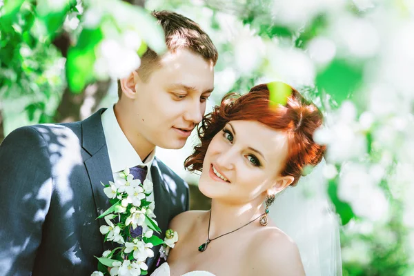 Feliz joven marido y mujer, en colores, ella mira a la cámara . —  Fotos de Stock