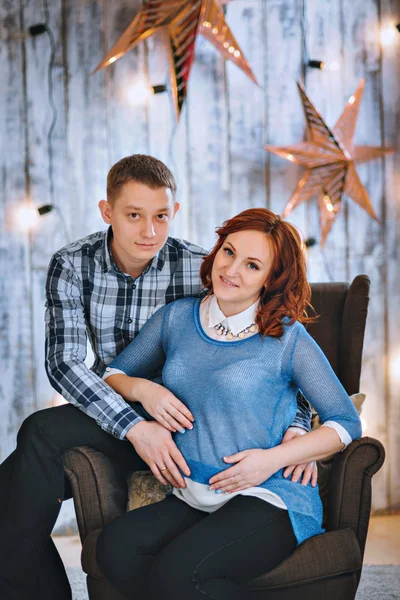 Jovem e mulher grávida em vestido azul. Felicidade familiar, antecipação do bebê — Fotografia de Stock