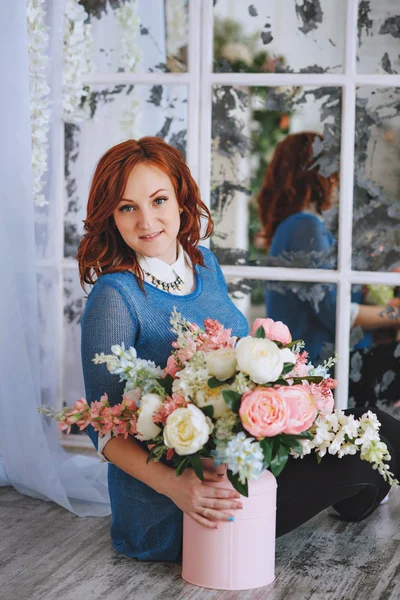 Προσωπογραφία νεαρής γυναίκας redheaded λουλούδια, fiolet και χαλαζία. Κοιτάζοντας την κάμερα — Φωτογραφία Αρχείου