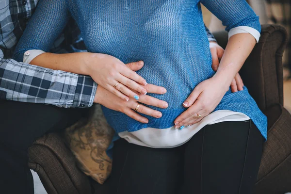 Jeune homme et femme enceinte en robe bleue. Bonheur familial, anticipation du bébé — Photo