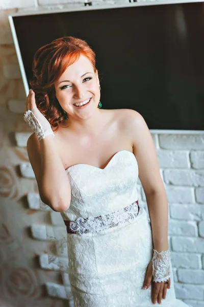 赤毛の若い花嫁。幸せな、笑いながら、カメラを見て — ストック写真