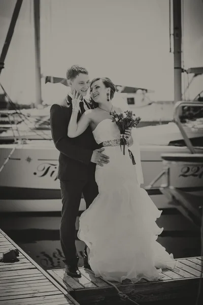 Apenas casal posando em pequena enseada. Noiva feliz e noivo em seu dia do casamento — Fotografia de Stock