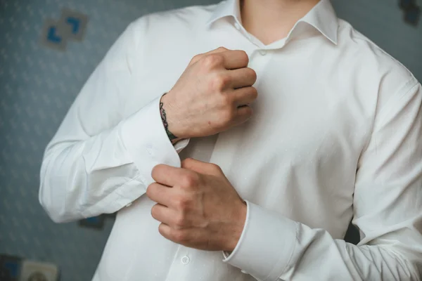 Primer plano de un hombre de la mano cómo lleva camisa blanca y gemelo —  Fotos de Stock