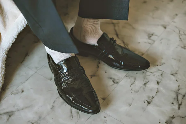 Hombres que usan botas negras de trabajo — Foto de Stock