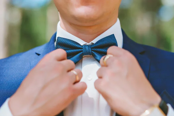 Чоловік у фіолетовому, фіолетовому кольорі. Наречений йде на весілля. Весільний ранок. Чоловік вирівнює краватку . — стокове фото