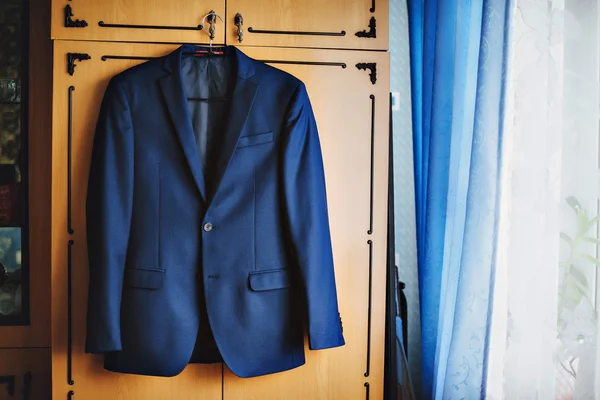 Azul oscuro en una pequeña chaqueta de hombre formal a cuadros . — Foto de Stock