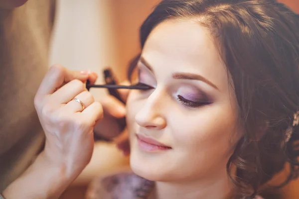 Cena de bastidores: Artista de maquiagem profissional fazendo maquiagem para mulheres — Fotografia de Stock