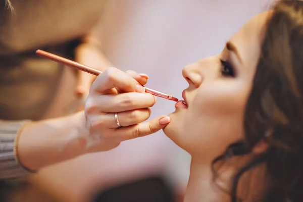 Cena de bastidores: Artista de maquiagem profissional fazendo maquiagem para mulheres — Fotografia de Stock