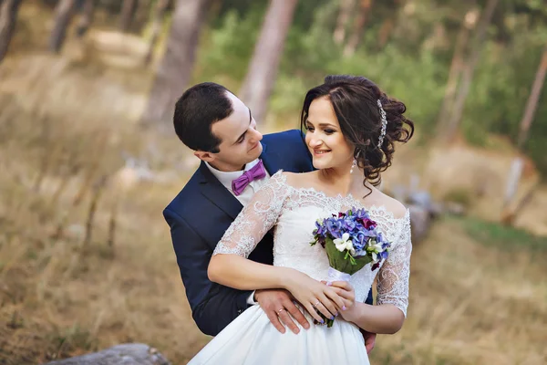 Par i tallskog, tittar på varandra. Kärlek och lycklig make maka. — Stockfoto