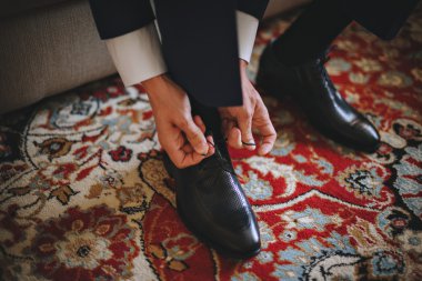 İş giyen erkekler önyükleme siyah. Mavi takım Tying dantel koltukta oturan