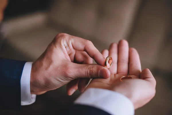 Wedding ring on the hand of man groom — Stock Photo, Image