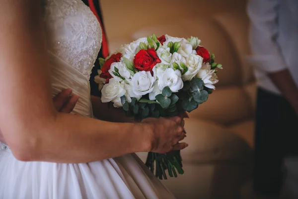Menyasszonyi csokor piros fehér virág, kezében a menyasszony — Stock Fotó