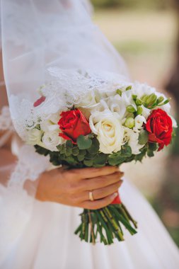 Gelin buketi kırmızı beyaz çiçekler gelinin elinde