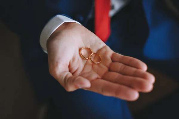 Wedding ring on the hand of man groom — Stock Photo, Image