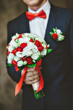 Kırmızı ve beyaz gelin buketleri